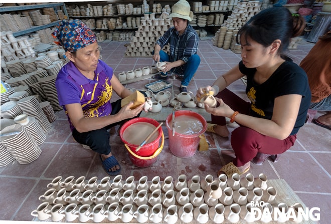Để làm ra một sản phẩm, phải mất khá nhiều các công đoạn như dập khuôn, mài nhẵn, hong khô, tạo họa tiết trang trí trước khi cho vào lò sấy.