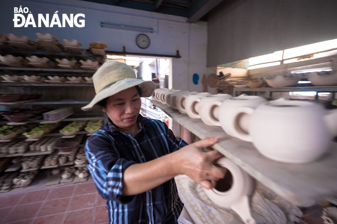 Công đoạn hong khô sản phẩm trước khi đưa vào lò nung.