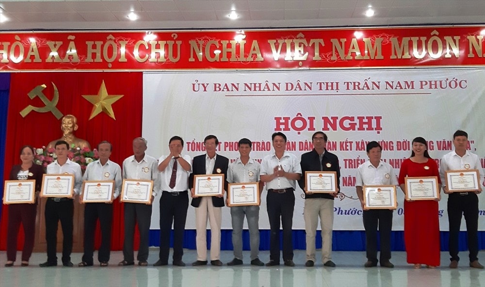 Khen thưởng các tác giả có bài viết hay về mảnh đất Nam Phước. Ảnh: H.N