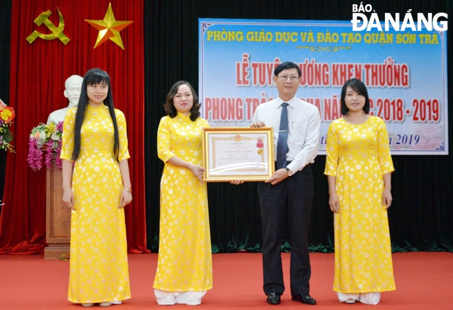Thừa ủy quyền Chủ tịch nước, Bí thư Quận ủy Sơn Trà Cao Xuân Thắng trao Huân chương Lao động hạng ba cho Trường tiểu học Trần Quốc Toản. Ảnh: N.PHÚ