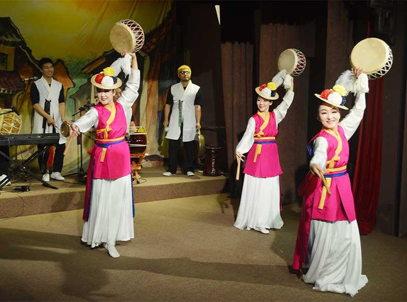 Nhiều tiết mục nghệ thuật đặc sắc đã được các nghệ sĩ Hàn Quốc trình diễn trong sự kiện “Những ngày Văn hóa Hàn Quốc tại Quảng Nam“.
