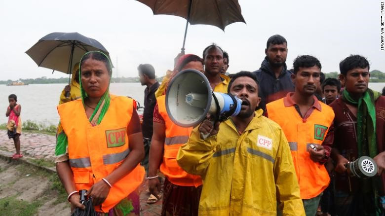 Bangladesh vận động người dân đến nơi tránh bão an toàn. Ảnh: AFP