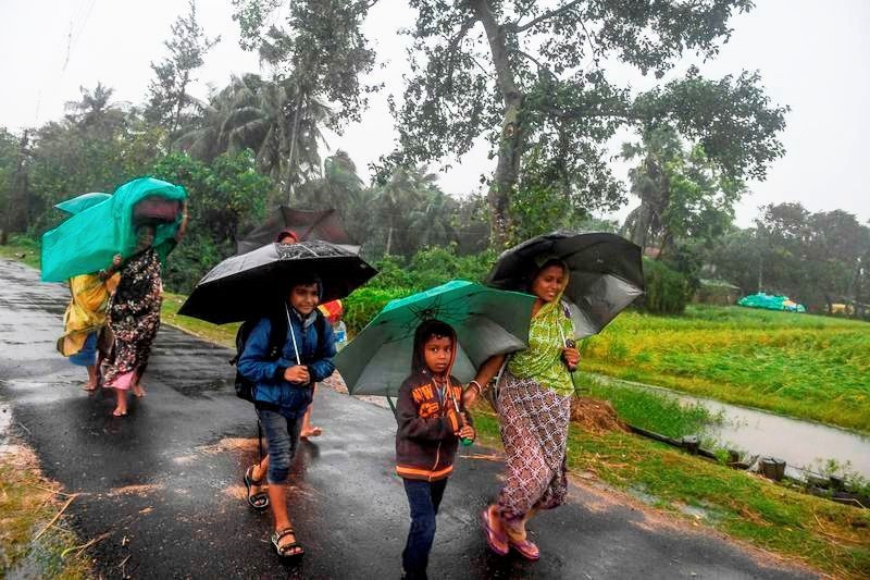 Người dân vùng Tây Bengal, Ấn Độ đi tránh bão. Ảnh: Gettyimage