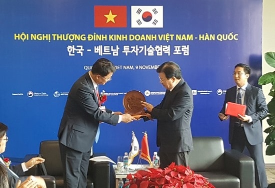 Mr. Dung gives Mr. Joo Hyung Chul PM Nguyen Xuan Phuc’s gift (symbol of the two world heritages in Quang Nam: Japanese bridge in Hoi An ancient town and My Son Sanctuary)