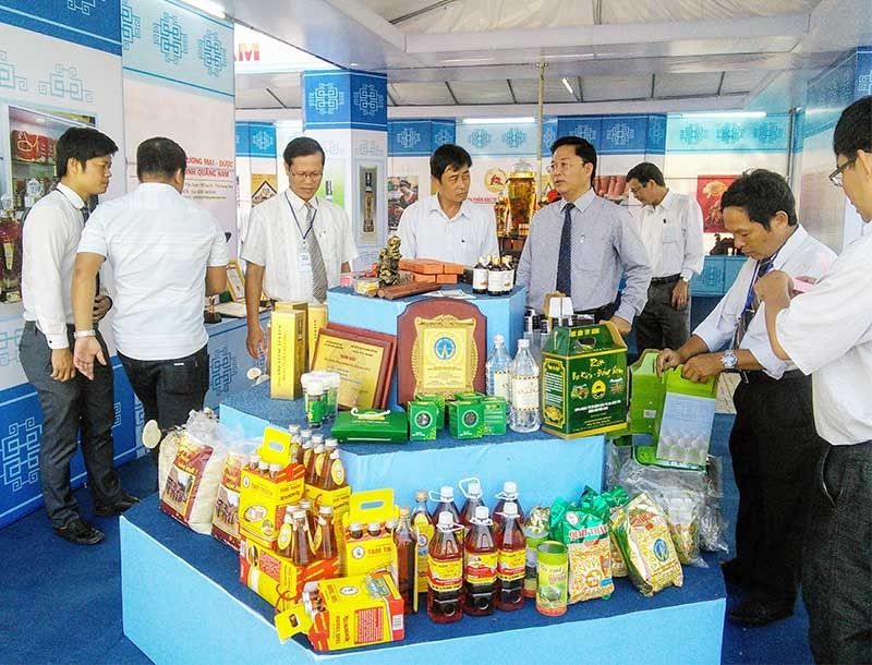 Phó Chủ tịch UBND tỉnh Lê Trí Thanh thăm gian trưng bày các sản phẩm làng nghề. Ảnh: C.N