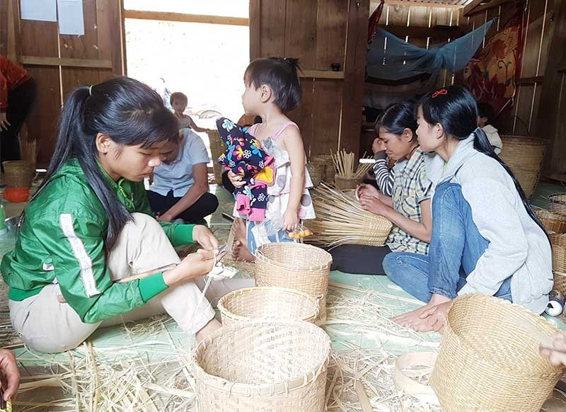 Phụ nữ nghèo có con nhỏ chọn học nghề mây tre đan truyền thống để tạo thêm thu nhập. Ảnh: D.L