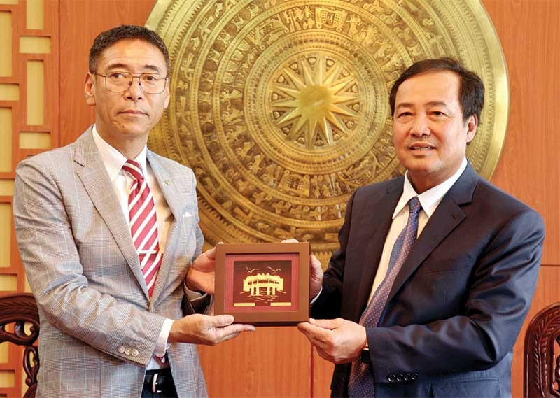 Phó Chủ tịch Thường trực UBND tỉnh Huỳnh Khánh Toàn tặng ông Manabu Sadakata quà lưu niệm mang biểu tượng Chùa Cầu - Hội An. Ảnh: N.Đ