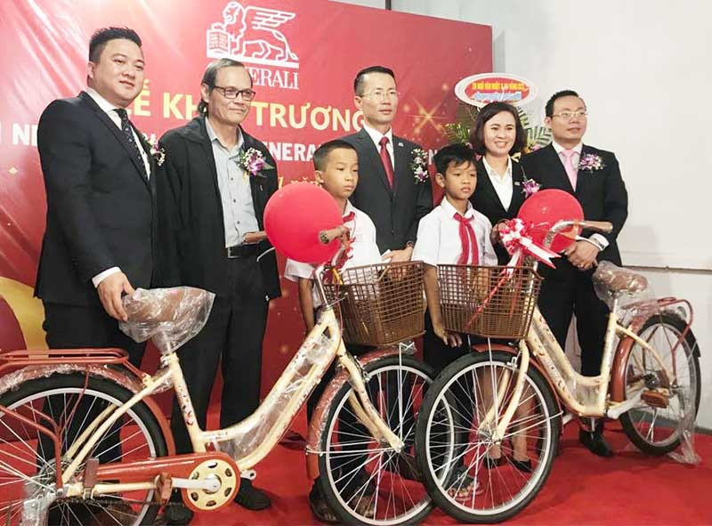 Trao xe đạp cho 2 học sinh nghèo của Trường THCS Nguyễn Đình Chiểu. Ảnh: P.V