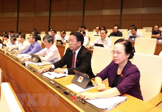 Đại biểu Quốc hội biểu quyết thông qua Nghị quyết về kế hoạch phát triển kinh tế - xã hội năm 2020. Ảnh: TTXVN