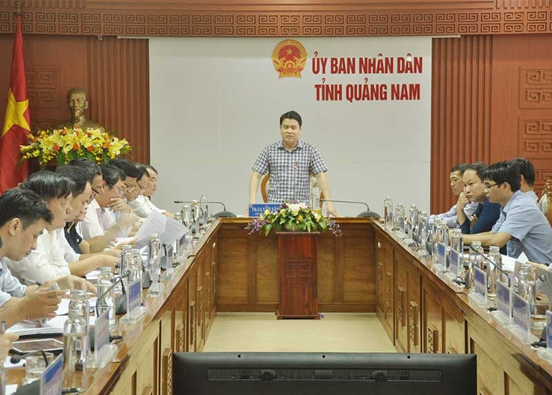 Phó Chủ tịch UBND tỉnh Trần Văn Tân chủ trì cuộc họp với các sở ngành về tình hình giải quyết TTHC theo quy trình 4 bước và công khai xin lỗi đối với hồ sơ trễ hạn vào sáng 19.11. Ảnh: N.Đ