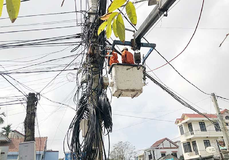 Điện lực Hội An triển khai thi công, bó gọn mạng cáp trên tuyến đường Cửa Đại (TP.Hội An). Ảnh: T.H