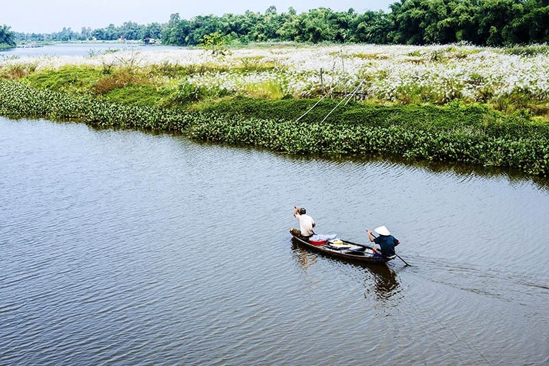 Con người và cảnh sắc thiên nhiên bên dòng Thu Bồn.