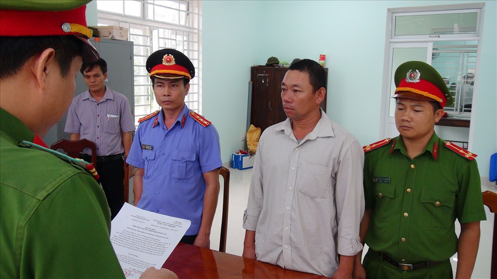 Cơ quan điều tra đọc lệnh bắt tạm giam đối tượng Nguyễn Văn A. Ảnh: M.T