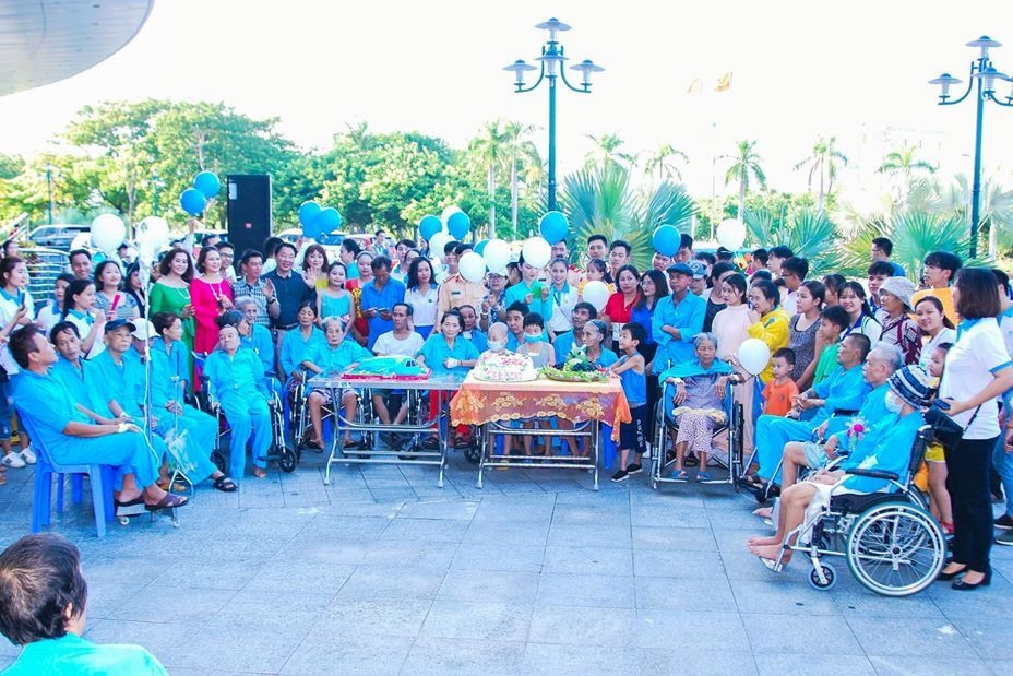 Quỹ hoa hướng dương tổ chức hoạt động giao lưu, tặng quà bệnh nhân Bệnh viện Ung bướu Đà Nẵng. Ảnh: X.L