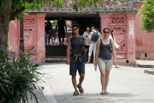 Visitors to Hoi An ancient town. Photo: enternews