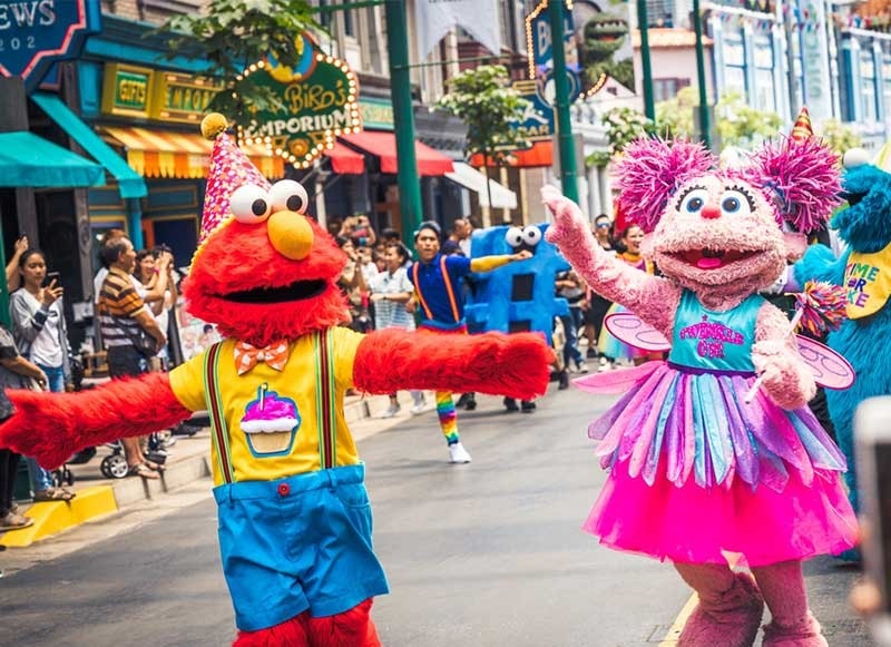 Những chú rối Muppet trong Sesame nổi tiếng diễu hành trên đường phố để chào mừng sinh nhật 50 của chương trình. Ảnh: @Dejiki