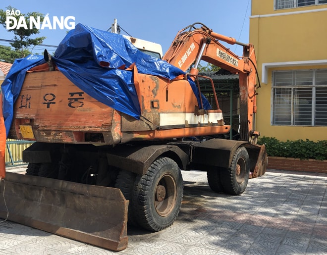 Chiếc xe múc của ông Đinh Văn Tám để ở trụ sở UBND phường Hòa Hiệp Bắc hơn 4 tháng qua.