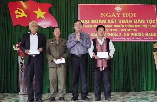 Bí thư Tỉnh ủy Phan Việt Cường tặng quà người có uy tín. Ảnh: PHAN VINH