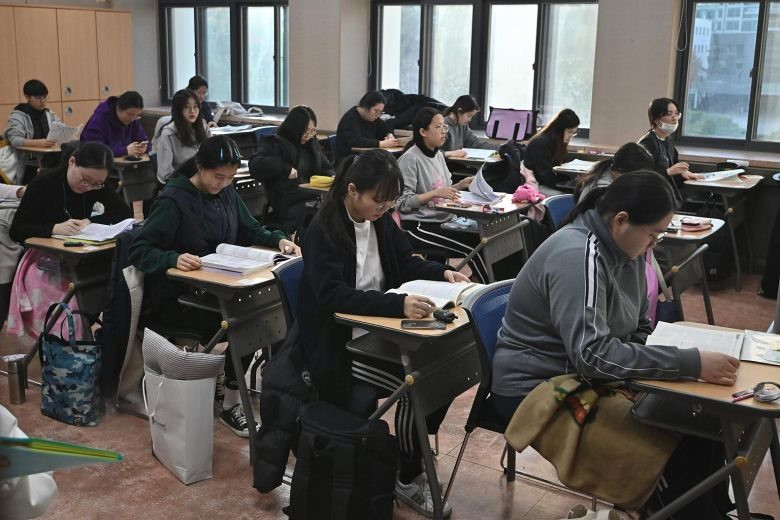 Thí sinh chuẩn bị cho kỳ thi diễn ra sáng 14.11 - kỳ thi mang tính cạnh tranh rất cao tại Hàn Quốc. Ảnh: AFP