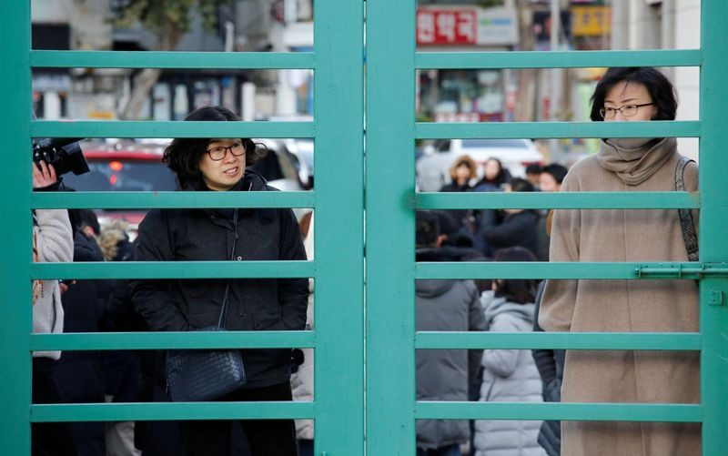 Nhiều phụ huynh nhấp nhỏm lo âu trước trường thi. Kỳ thi năm nay có gần 1.200 điểm thi trên khắp Hàn Quốc. Ảnh: Reuters
