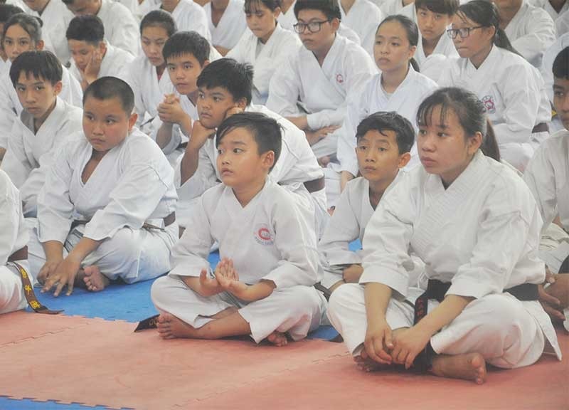 Các vận động viên Karatedo lứa tuổi học trò chờ thi thăng đẳng. Ảnh: A.S