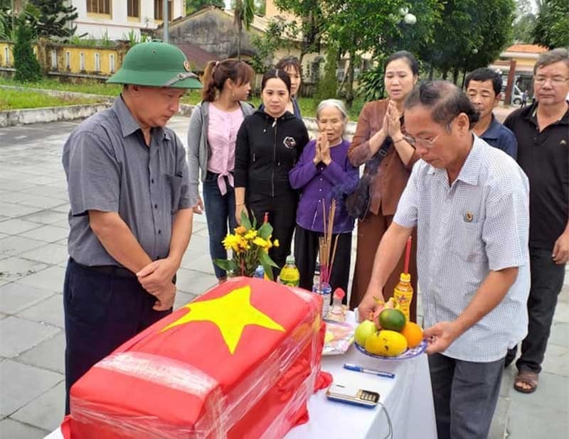 Đưa hài cốt liệt sĩ về đất Mẹ. Ảnh: H.A