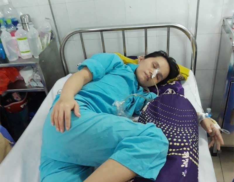 Chị Trần Thị Thùy Trang, mang căn bệnh ung thư dạ dày đã di căn vào cơ thể, hiện đang điều trị tại Khoa Ngoại tiêu hóa – Bệnh viện Đa khoa Đà Nẵng. Ảnh: T.N