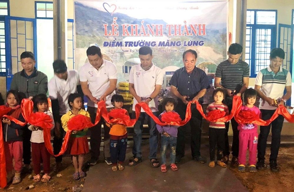 Cắt băng khánh thành điểm trường Măng Lùng. Ảnh: B.N