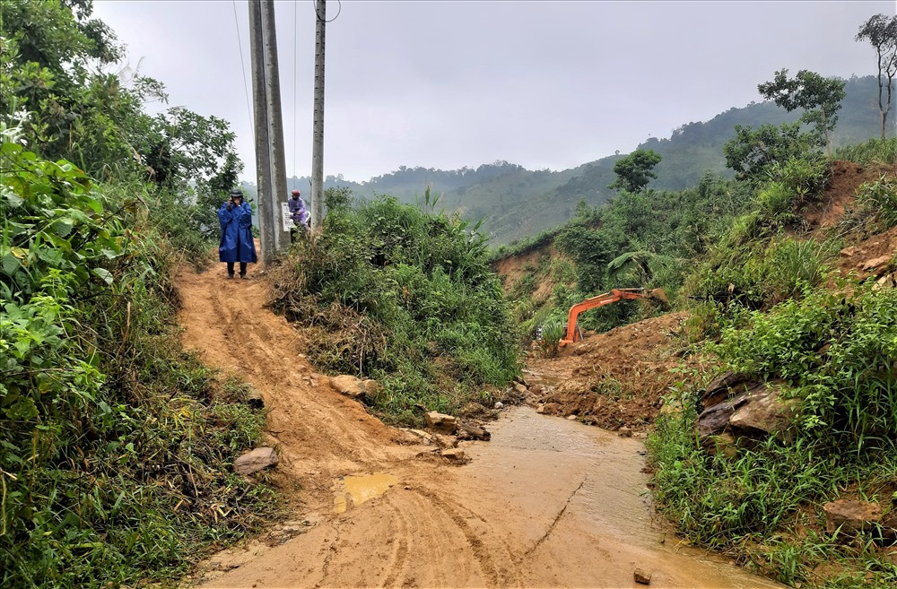 Tuyến đường ĐH8 bị sạt lở taluy dương tại km3 (thôn 1, xã Trà Vân) gây ách tắc giao thông hơn nửa tháng. Ảnh: THANH THẮNG