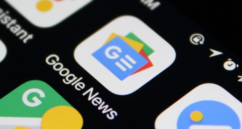 Biểu tượng Google News trên nền iOS.