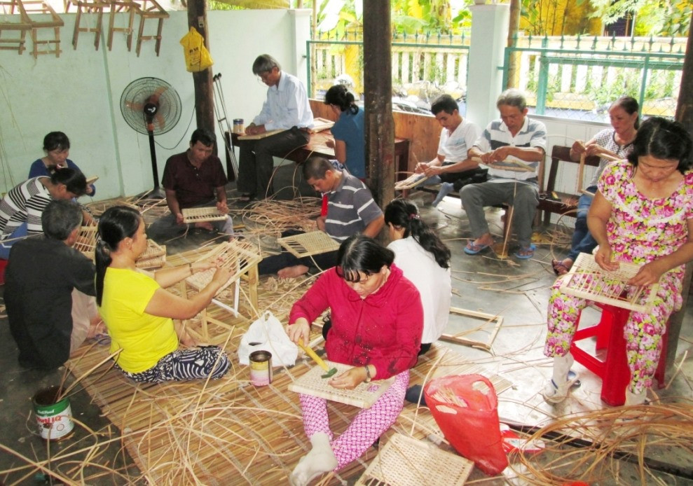 Đào tạo nghề mây tre đan cho người khuyết tật tại thị xã Điện Bàn. Ảnh: THÁI CƯỜNG