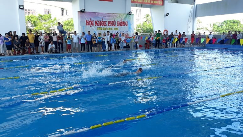 Giải bơi lội trong khuôn khổ Hội khỏe Phù Đổng do Phòng GD-ĐT Tam Kỳ tổ chức thu hút sự quan tâm của phụ huynh học sinh. Ảnh: C.N