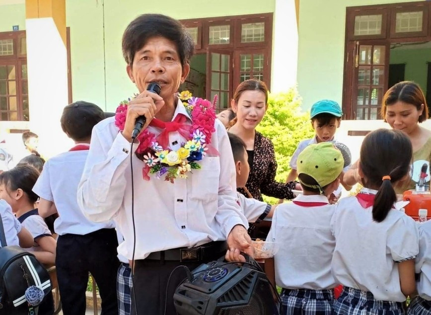 Thầy giáo Nguyễn Văn Hoa (Trường Tiểu học Ngô Quyền) có 30 năm làm TPT Đội. Ảnh: L.T