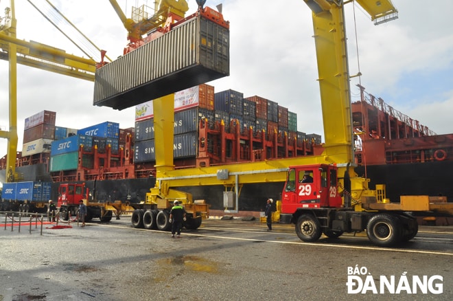 Đà Nẵng được nhìn nhận có nhiều tiềm năng phát triển mạnh ngành logistics trong thời gian tới. (Ảnh chụp tại cảng Tiên Sa).                                                       Ảnh: P.V