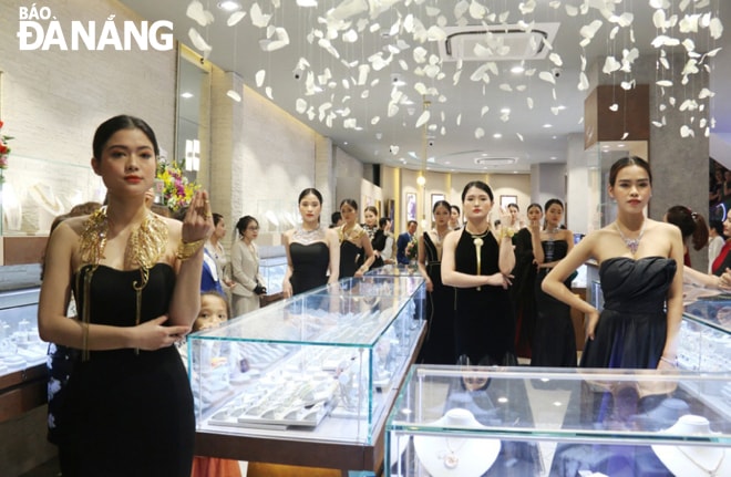 Màn trình diễn thời trang với các sản phẩm trang sức độc đáo tại PNJ Next.