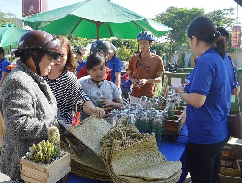 Người dân và người nước ngoài mang rác đến đổi quà. Ảnh: V.LỘC