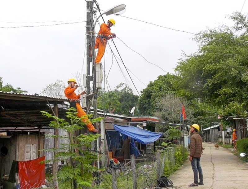 Công nhân Điện lực Nam Giang sửa chữa hệ thống điện miễn phí cho đồng bào địa phương. Ảnh: N.K