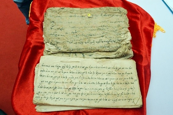 Văn bản Chăm cổ được nhà sưu tầm Lâm Zũ Xênh hiến tặng Ban Quản lý Di sản văn hóa Mỹ Sơn. Ảnh: KHÁNH LINH