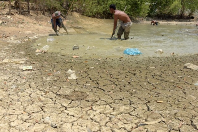 Nước ao khô cạn tại một ngôi làng ở tỉnh Kandal, Campuchia. Ảnh: AFP