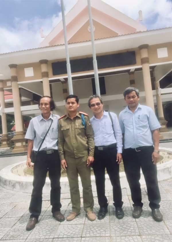 Tác giả (thứ 3, từ bên trái) chụp hình lưu niệm tại cửa khẩu Nam Giang - Đắc Tà Oóc.