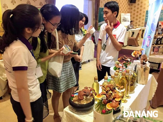 Câu chuyện của những startup chưa thành công trở thành bài học quý cho các nhà khởi nghiệp. Trong ảnh: Những người sáng lập các doanh nghiệp khởi nghiệp chia sẻ kinh nghiệm tại một buổi giao lưu ở Vườn ươm Doanh nghiệp Đà Nẵng.