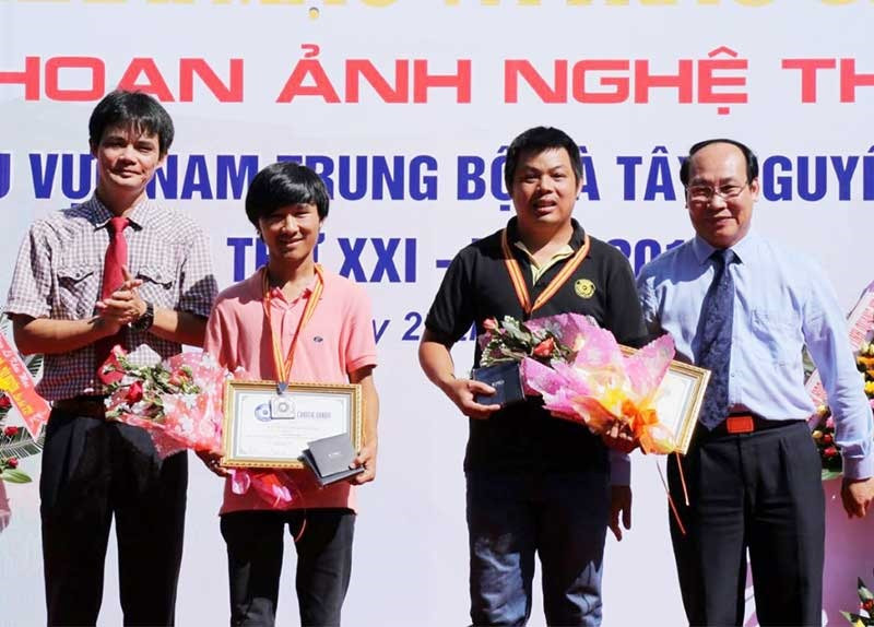 Nghệ sĩ nhiếp ảnh trẻ Lê Trọng Khang và Mai Thành Chương được khen thưởng tại Liên hoan Ảnh nghệ thuật Nam miền Trung - Tây Nguyên lần thứ 20 tổ chức tại Quảng Nam. Ảnh: B.A