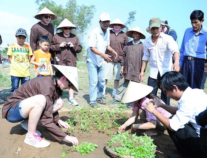 Du khách trải nghiệm làm nông dân tại làng rau Trà Quế (xã Cẩm Hà, TP.Hội An). Ảnh: S.T