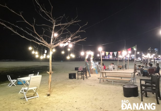 Khu vực biển 2 phường Thọ Quang - Mân Thái sẽ có cơ hội phát triển dịch vụ, kinh tế địa phương. Trong ảnh: Một quán cà-phê tại bãi biển Mân Thái.