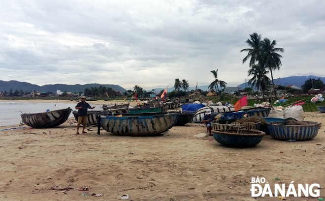 Nếu dự án được đầu tư, làng chài ven biển sẽ khoác lên chiếc áo mới, thay đổi diện mạo, người dân địa phương cũng có cơ hội chuyển đổi ngành nghề. TRONG ẢNH. Một góc làng chài Nam Ô. Ảnh: HOÀNG HIỆP