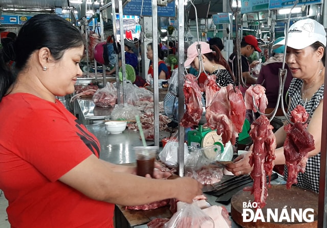 Đà Nẵng chuẩn bị nguồn cung hàng hóa dồi dào phục vụ dịp Tết Nguyên đán sắp đến. (ảnh chụp tại chợ Mới)