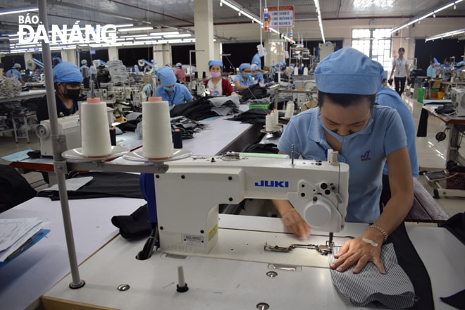 Sản xuất trang phục trong năm 2019 tăng 21,3%. (Ảnh chụp tại Tổng Công ty CP Dệt may Hòa Thọ). 