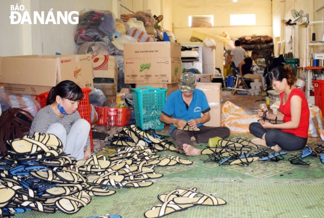 Nhiều doanh nghiệp mong muốn có mặt bằng với mức giá cho thuê hợp lý để ổn định, hiện đại hóa quy trình sản xuất. Trong ảnh: Công nhân đang làm việc tại Công ty TNHH Thương mại, Sản xuất và chế biến, xuất nhập khẩu Hương Quế.
