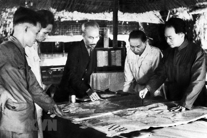 Bộ chỉ huy Chiến dịch Điện Biên Phủ: Chủ tịch Hồ Chí Minh (giữa), Đại tướng, Tổng tư lệnh Võ Nguyên Giáp (ngoài cùng bên phải) và các đồng chí trong Bộ Chỉ huy chiến dịch. (Nguồn: Tư liệu TTXVN)