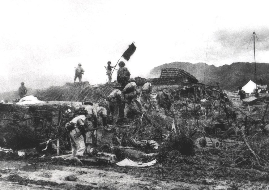  Chiều 7/5/1954, lá cờ Quyết chiến-Quyết thắng của quân đội ta tung bay trên nóc hầm tướng De Castries. Chiến dịch Điện Biên Phủ hoàn toàn thắng lợi. (Nguồn: Tư liệu TTXVN)